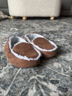 Coxist Cozy Brown Faux-Suede Slippers with White Sherpa Trim
